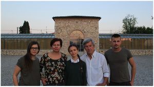 La titolare dell’azienda Adriana Balzi assieme alla propria famiglia.