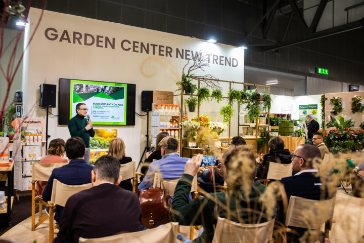 Persone sedute a un incontro al Garden Center New Trend a Myplant & Garden