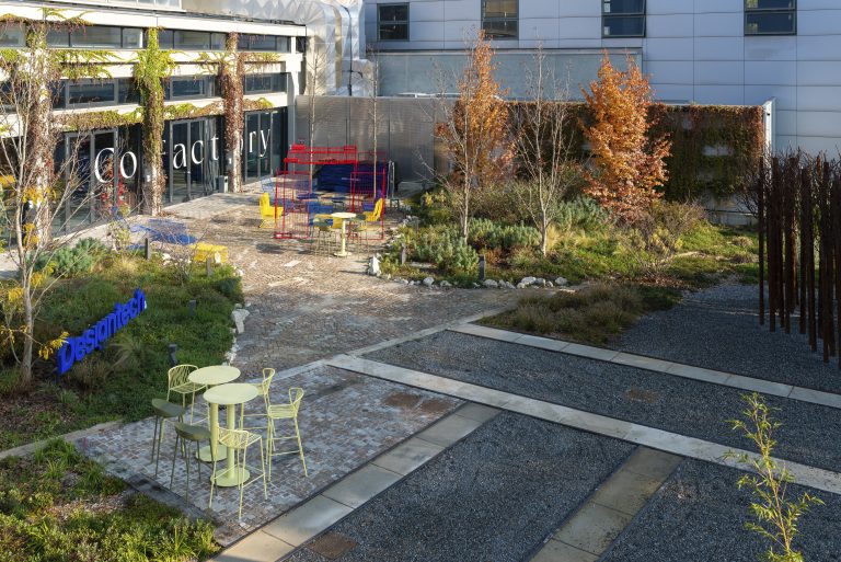 corte verde con sedie e tavoli