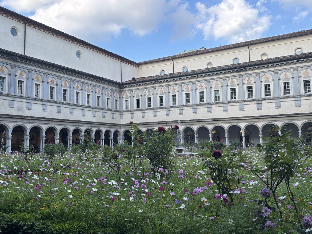 Giardino realizzato da Gucci per il Fuorisalone 2026 nel chiostro di San Simpliciano a Milano