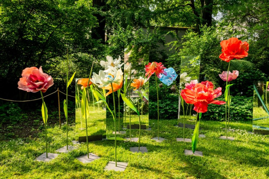 installazione con fiori di plastica termoformata di Irritec