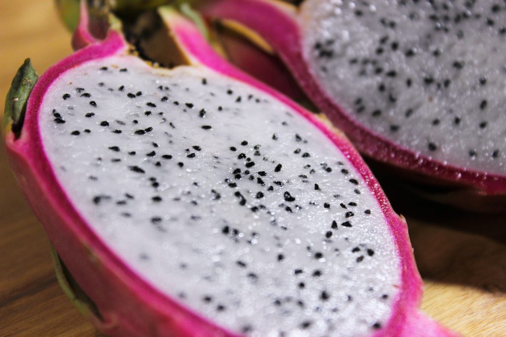 Dragon fruit con la sua caratteristica polpa bianca e i piccoli semi neri