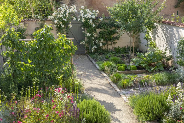 La zona dedicata all'orto-frutteto nel giardino di Marianne Majerus