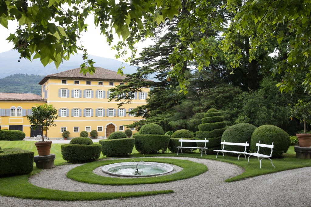 fontana con panchine e bossi potati in forma al giardino Guerrieri Gonzaga