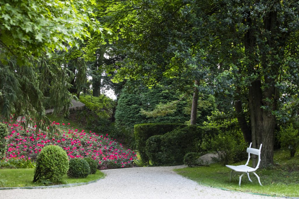 Ai grandi tappeti erbosi fanno da sfondo quinte verdi formate da alberi centenari e siepi formali.