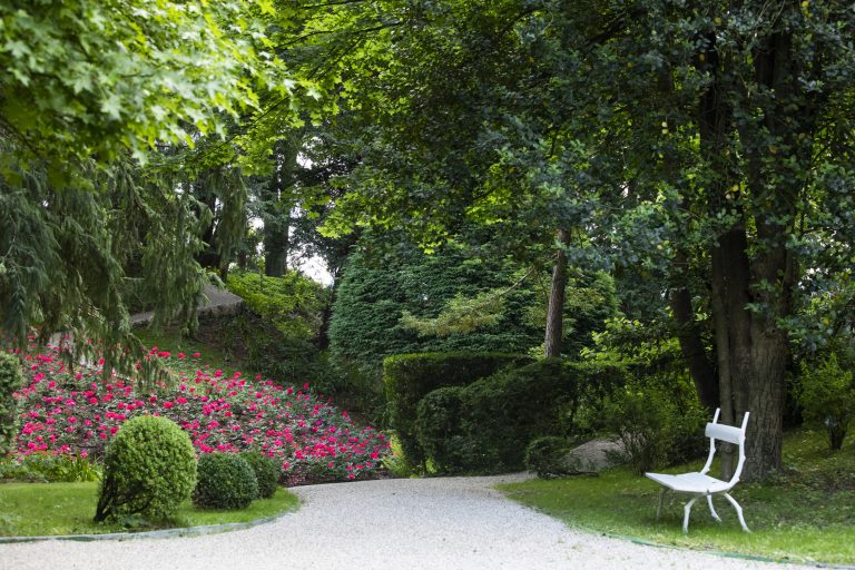 Ai grandi tappeti erbosi fanno da sfondo quinte verdi formate da alberi centenari e siepi formali.