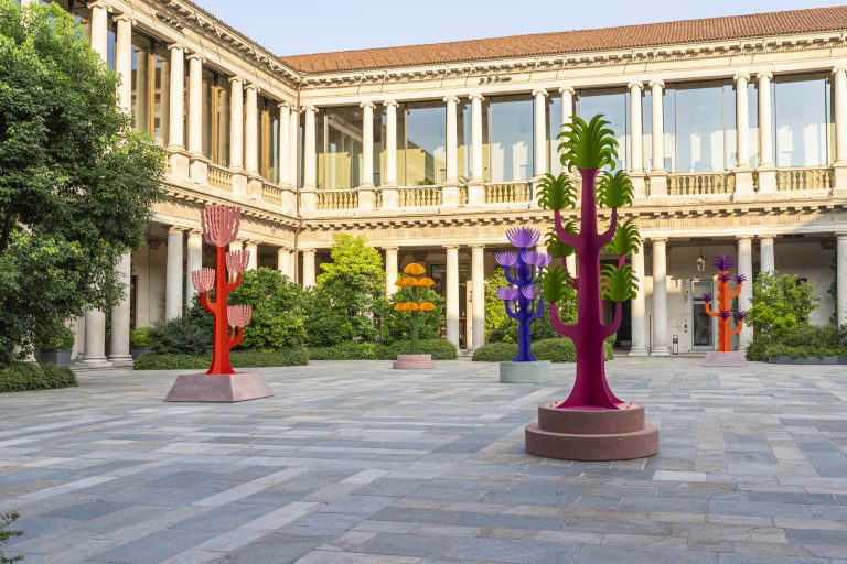 Installazioni nel cortile dell'hotel Portrait a Milano
