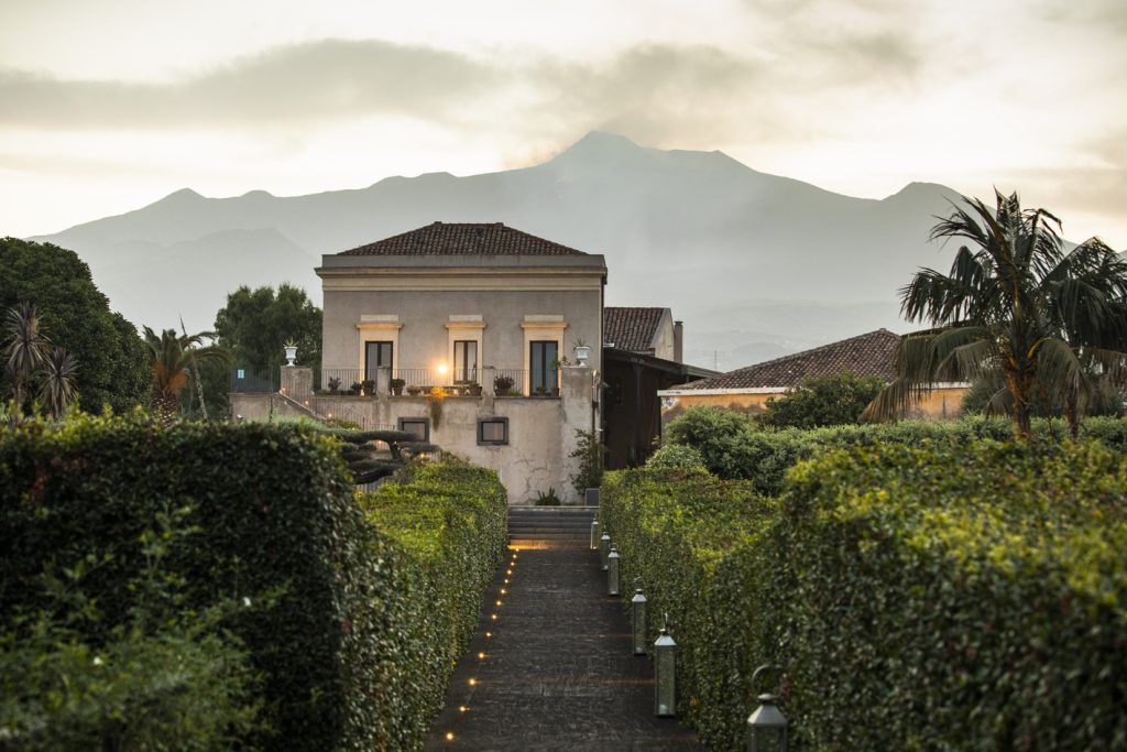 Fondazione Radicepura con l'Etna sullo sfondo