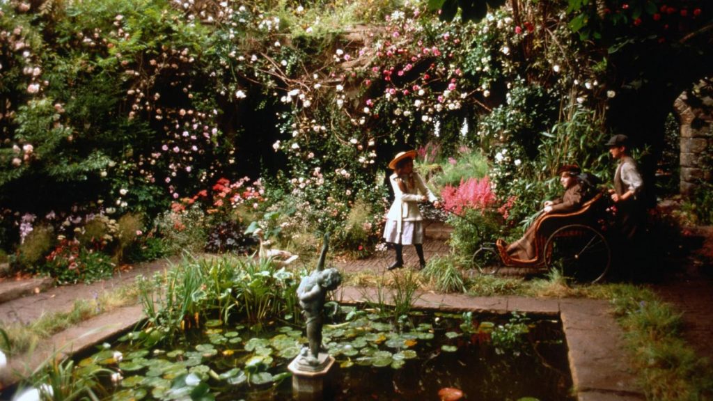 tre bambini giocano in un giardino scena tratta dal film Il giardino segreto