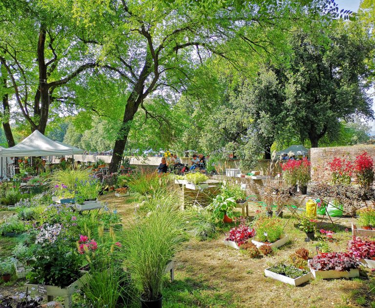 stand allestiti dagli espositori di Murabilia a Lucca