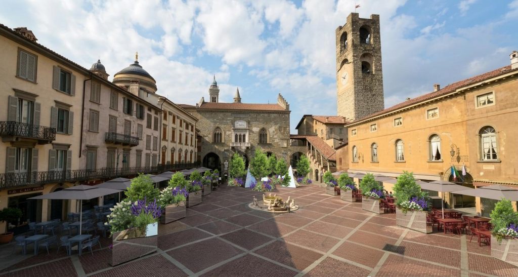 render Piazza Vecchia a Bergamo con installazioni specchiate del Landscape Festival