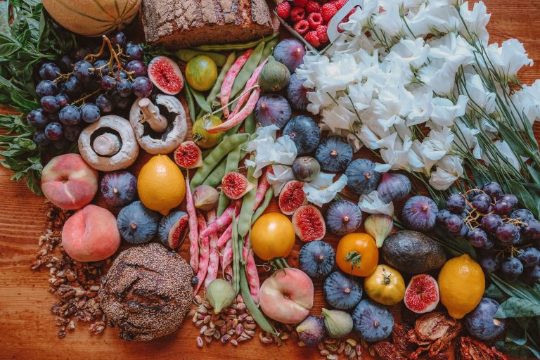 ortaggi frutta verdura fiori su un tavolo