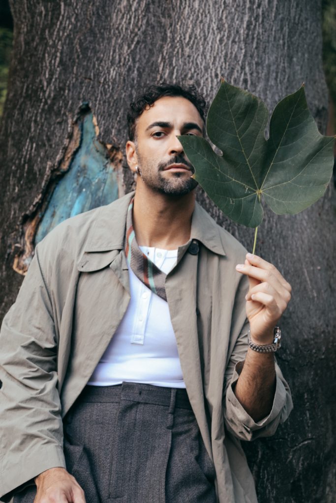 Marco Mengoni con foglia di Firmiana simplex